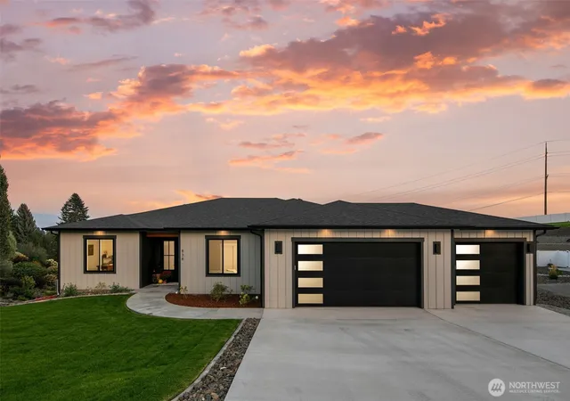 Photo 1 of Single family home for sale at 838 Autumn Crst Dr, Wenatchee, WA 98801 | MLS# NWM2546470 | Listing updated on 2026-09-22