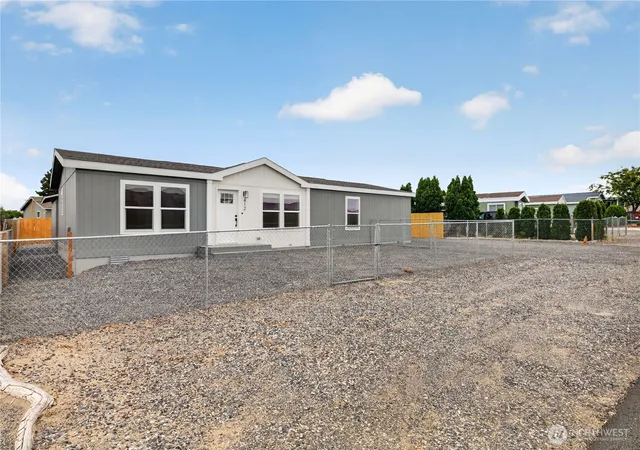 Photo 3 of Manufactured home for sale at 412 SW Thunderbird Way, Mattawa, WA 99349 | MLS# NWM2546508 | Listing updated on 2026-10-02