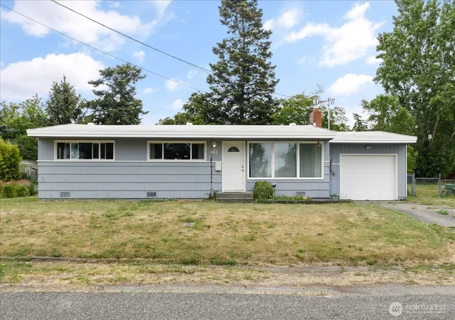 Photo 1 of Sale Pending at 462 Se Quaker St, Oak Harbor, WA 98277 | MLS# NWM2546519 | Listing updated on 2026-09-25