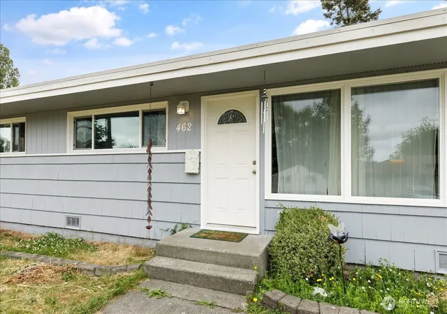 Photo 2 of Sale Pending at 462 Se Quaker St, Oak Harbor, WA 98277 | MLS# NWM2546519 | Listing updated on 2026-09-25