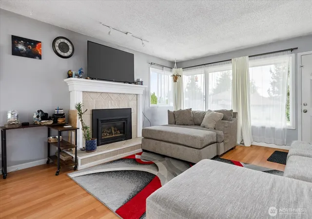 Photo 3 of Sale Pending at 462 Se Quaker St, Oak Harbor, WA 98277 | MLS# NWM2546519 | Listing updated on 2026-09-25