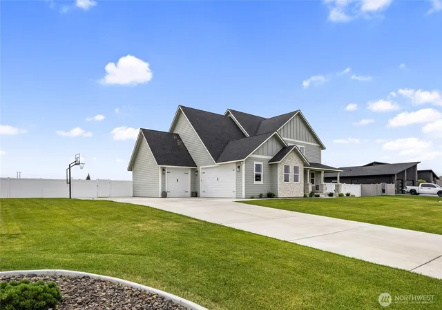 Photo 3 of Contingent at 7979 Se Dune Lake Rd, Moses Lake, WA 98837 | MLS# NWM2546547 | Listing updated on 2026-09-22