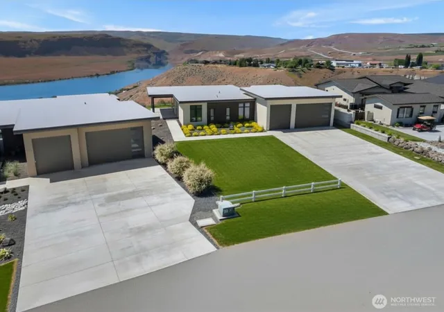 Photo 3 of Single family home for sale at 9665 Ridgeview Dr Nw, Quincy, WA 98848 | MLS# NWM2546565 | Listing updated on 2026-10-01
