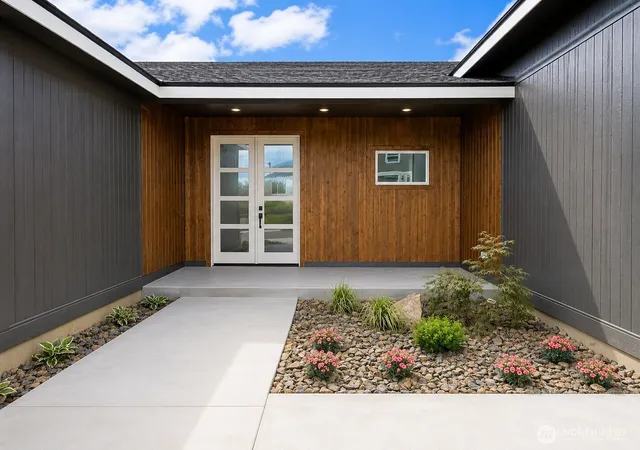 Photo 3 of Single family home for sale at 15005 Allison Pl, Entiat, WA 98822 | MLS# NWM2546733 | Listing updated on 2026-09-29