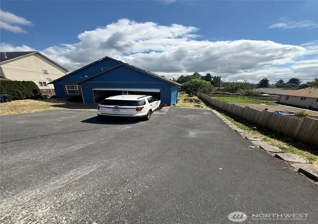 Photo 4 of Single family home for sale at 1305 Browns Point Blvd, Tacoma, WA 98422 | MLS# NWM2546753 | Listing updated on 2026-09-24