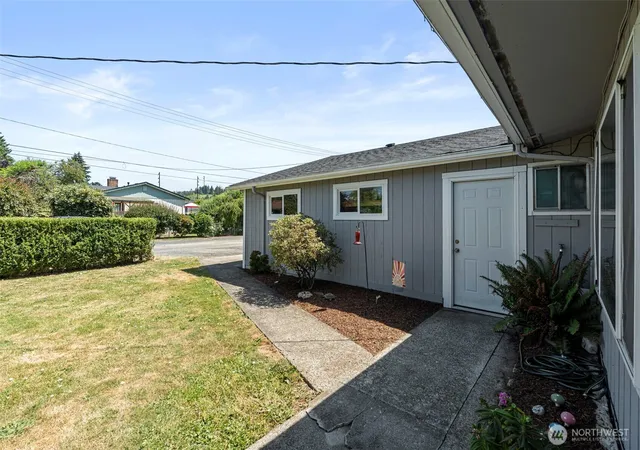 Photo 4 of Sale Pending at 2004 Earl St, Centralia, WA 98531 | MLS# NWM2546867 | Listing updated on 2026-09-24