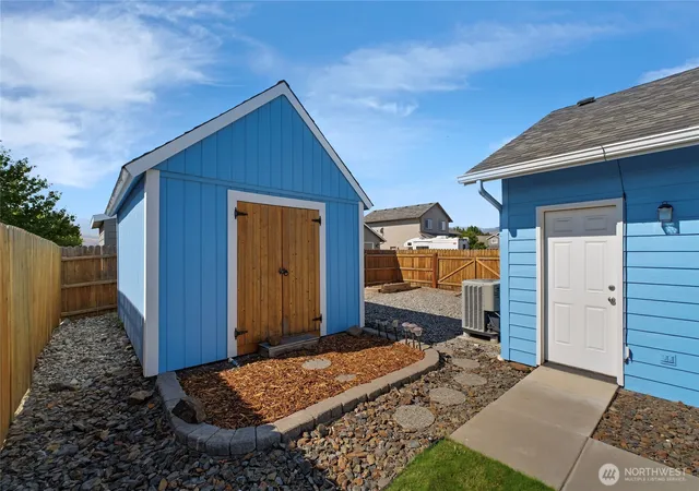 Photo 3 of Sale Pending at 1903 Silks Ct, East Wenatchee, WA 98802 | MLS# NWM2547071 | Listing updated on 2026-09-25
