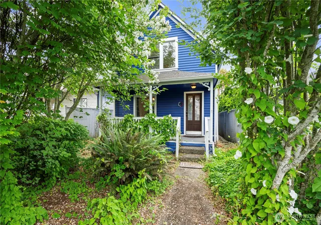 Photo 2 of Sale Pending at 2410 State St, Everett, WA 98201 | MLS# NWM2547156 | Listing updated on 2026-08-15