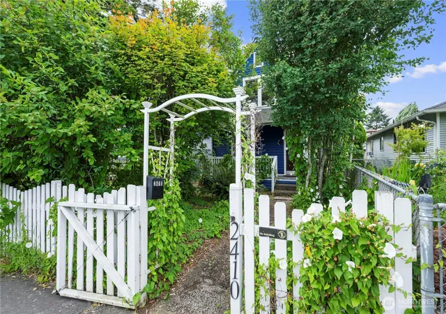 Photo 3 of Sale Pending at 2410 State St, Everett, WA 98201 | MLS# NWM2547156 | Listing updated on 2026-08-15