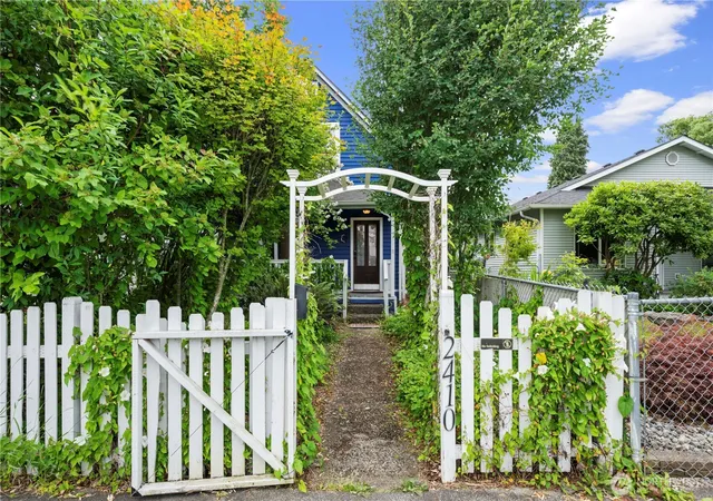 Photo 3 of Sale Pending at 2410 State St, Everett, WA 98201 | MLS# NWM2547156 | Listing updated on 2026-08-15