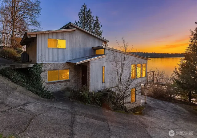 Photo 4 of Single family home for sale at 8001 W Mercer St, Mercer Island, WA 98040 | MLS# NWM2547263 | Listing updated on 2026-09-22