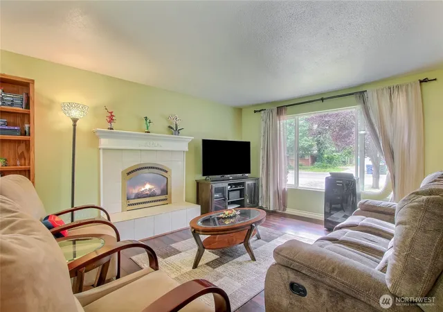 Photo 3 of Sale Pending at 18233 Se 262nd Place, Covington, WA 98042 | MLS# NWM2547286 | Listing updated on 2026-09-25
