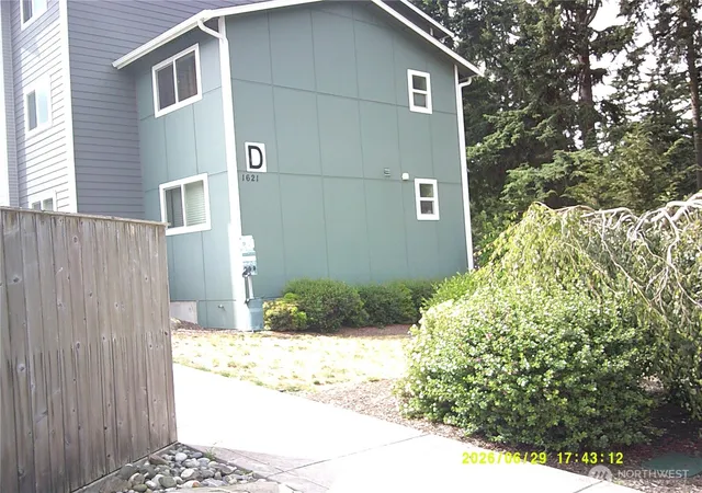 Photo 3 of Sale Pending at 1621 Sw Mulberry Pl #D303, Oak Harbor, WA 98277 | MLS# NWM2547454 | Listing updated on 2026-09-30