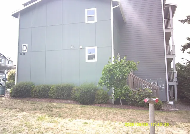 Photo 4 of Sale Pending at 1621 SW Mulberry Pl #D303, Oak Harbor, WA 98277 | MLS# NWM2547454 | Listing updated on 2026-09-30
