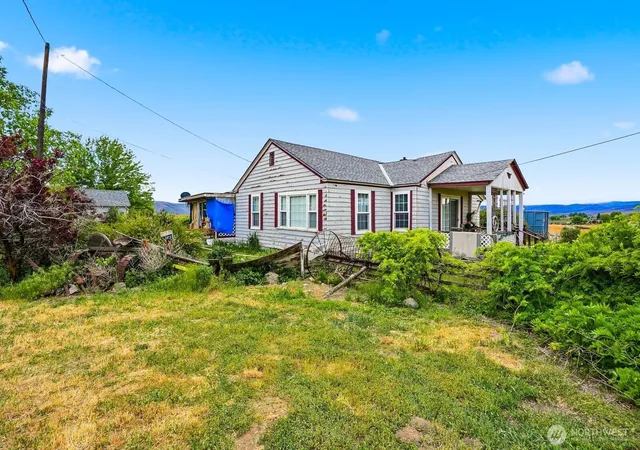 Photo 4 of Single family home for sale at 1580 N Cottonwood Rd, Yakima, WA 98908 | MLS# NWM2547501 | Listing updated on 2026-09-22