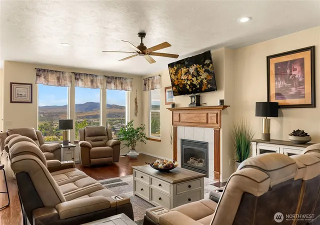 Photo 3 of Single family home for sale at 536 Hillcrest Cir Dr, Omak, WA 98841 | MLS# NWM2547564 | Listing updated on 2026-09-22