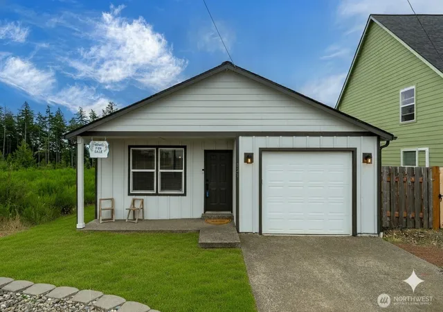 Photo 1 of Single family home for sale at 521 W B St, Shelton, WA 98584 | MLS# NWM2547617 | Listing updated on 2026-09-22