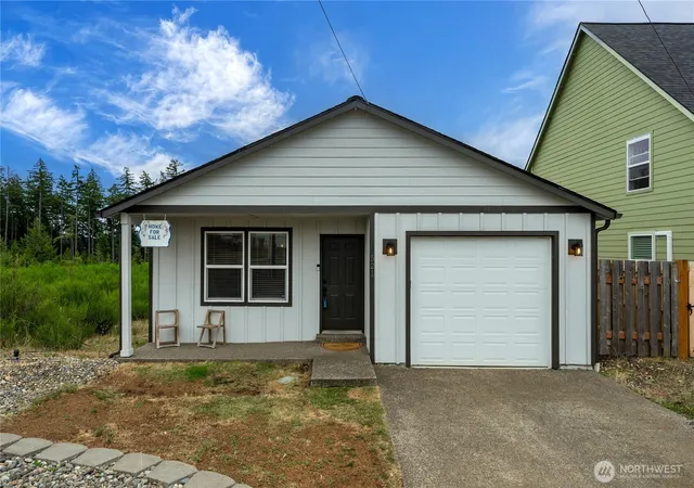Photo 2 of Single family home for sale at 521 W B St, Shelton, WA 98584 | MLS# NWM2547617 | Listing updated on 2026-09-22