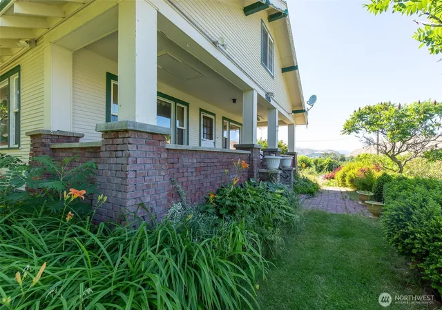 Photo 2 of Single family home for sale at 2115 Sleepy Holw Rd, Wenatchee, WA 98801 | MLS# NWM2547653 | Listing updated on 2026-09-26