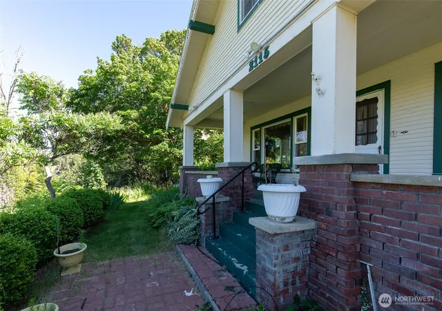 Photo 3 of Single family home for sale at 2115 Sleepy Holw Rd, Wenatchee, WA 98801 | MLS# NWM2547653 | Listing updated on 2026-09-26