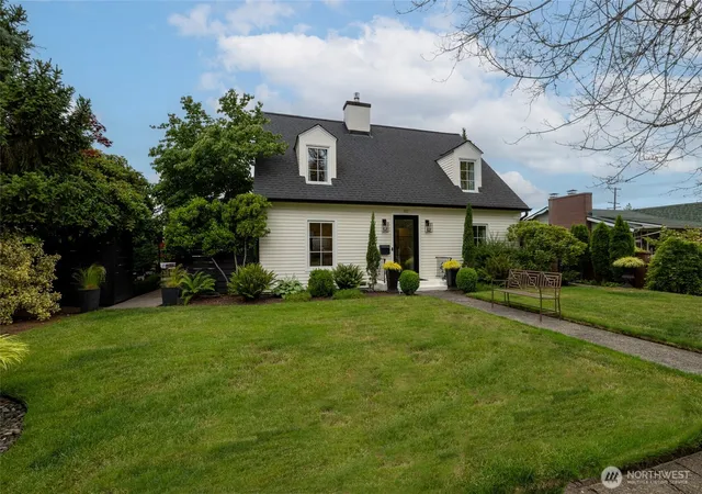 Photo 2 of Single family home for sale at 823 H St, Centralia, WA 98531 | MLS# NWM2547710 | Listing updated on 2026-10-01