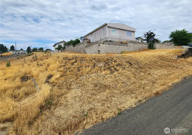 Photo 1 of Manufactured home for sale at 81 Tacoma Ave, Eltopia, WA 99330 | MLS# NWM2547810 | Listing updated on 2026-10-01