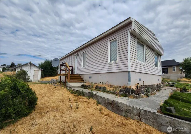 Photo 3 of Manufactured home for sale at 81 Tacoma Ave, Eltopia, WA 99330 | MLS# NWM2547810 | Listing updated on 2026-10-01
