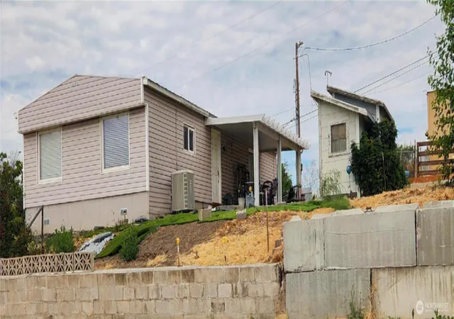 Photo 3 of Manufactured home for sale at 81 Tacoma Ave, Eltopia, WA 99330 | MLS# NWM2547810 | Listing updated on 2026-10-01