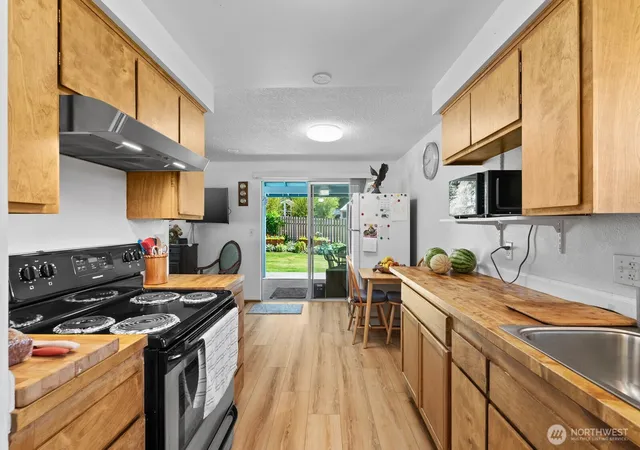 Photo 4 of Single family home for sale at 4927 236th Place SE, Woodinville, WA 98072 | MLS# NWM2548042 | Listing updated on 2026-09-30