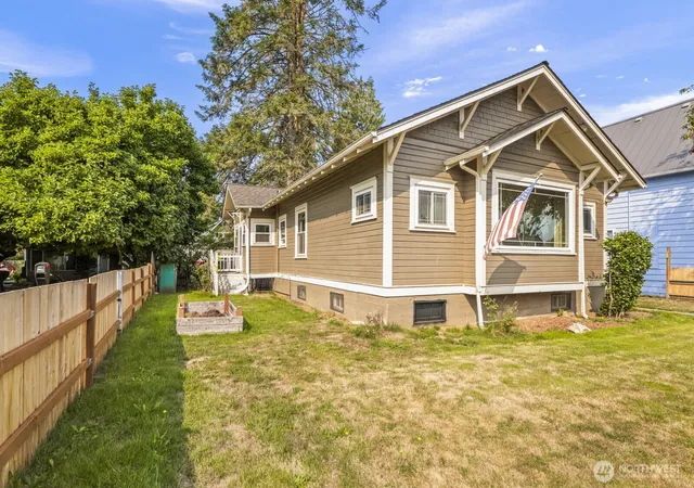 Photo 3 of Single family home for sale at 216 S Blakely St, Monroe, WA 98272 | MLS# NWM2548092 | Listing updated on 2026-09-22