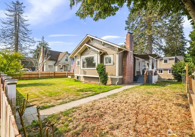 Photo 3 of Single family home for sale at 216 S Blakely St, Monroe, WA 98272 | MLS# NWM2548092 | Listing updated on 2026-09-22