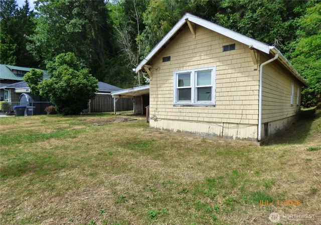 Photo 3 of Single family home for sale at 2218 W 5th Street, Aberdeen, WA 98520 | MLS# NWM2548275 | Listing updated on 2026-09-22