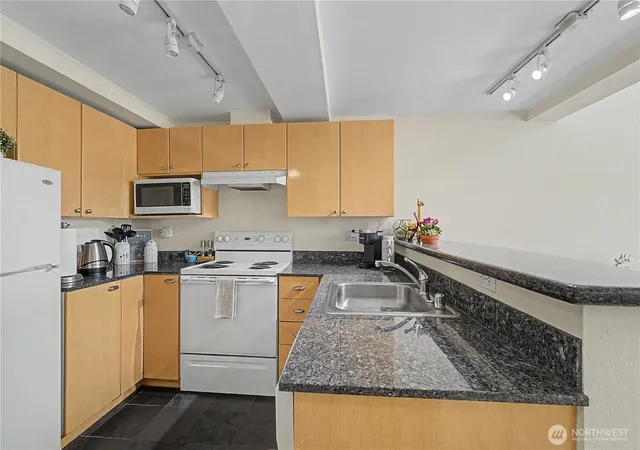 Photo 4 of Condo for sale at 425 Vine St #701, Seattle, WA 98121 | MLS# NWM2548295 | Listing updated on 2026-09-22