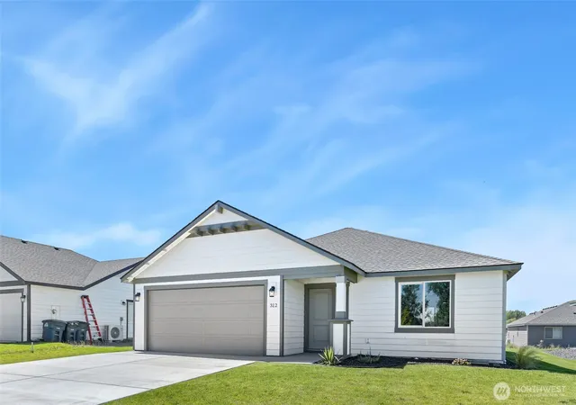 Photo 2 of Single family home for sale at 312 N Montana St, Moses Lake, WA 98837 | MLS# NWM2548332 | Listing updated on 2026-09-27