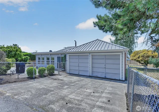 Photo 2 of Single family home for sale at 6805 Se Middle Way, Vancouver, WA 98664 | MLS# NWM2548414 | Listing updated on 2026-09-20
