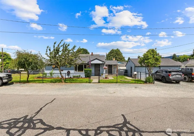 Photo 2 of Single family home for sale at 410 Pacific St, Sedro Woolley, WA 98284 | MLS# NWM2548510 | Listing updated on 2026-09-22