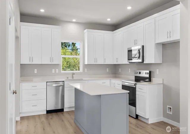 Photo 4 of Single family home for sale at 1117 138th Place SW, Lynnwood, WA 98087 | MLS# NWM2548527 | Listing updated on 2026-10-02