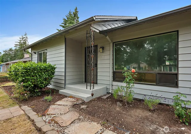 Photo 3 of Sale Pending at 8811 Wildwood Ave Sw, Lakewood, WA 98498 | MLS# NWM2548559 | Listing updated on 2026-09-30