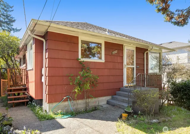 Photo 2 of Sale Pending at 4333 32nd Avenue W, Seattle, WA 98199 | MLS# NWM2549043 | Listing updated on 2026-09-27