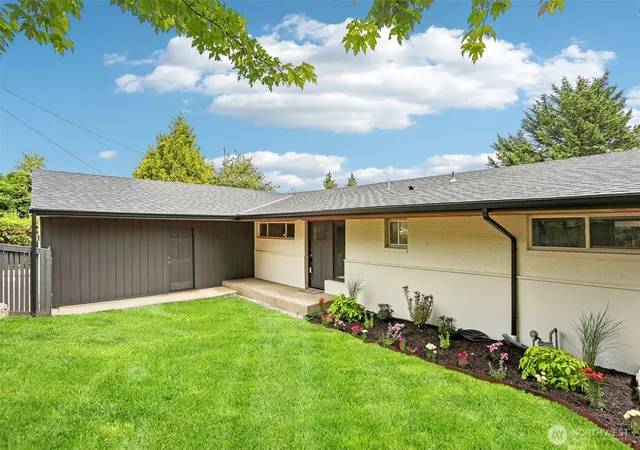 Photo 2 of Single family home for sale at 1318 Lake Washington Blvd S, Seattle, WA 98144 | MLS# NWM2549060 | Listing updated on 2026-09-27