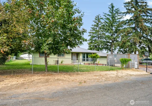 Photo 3 of Single family home for sale at 156 Warden Ave NW, Soap Lake, WA 98851 | MLS# NWM2549062 | Listing updated on 2026-09-23