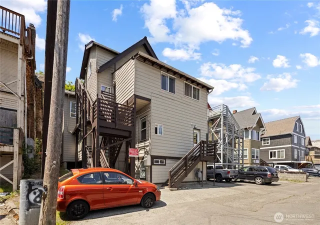 Photo 3 of Sale Pending at 4714 17th Avenue Ne, Seattle, WA 98105 | MLS# NWM2549082 | Listing updated on 2026-09-25