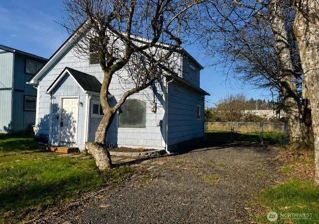 Photo 3 of Single family home for sale at 814 W Marion, Aberdeen, WA 98520 | MLS# NWM2549152 | Listing updated on 2026-09-22