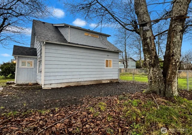 Photo 3 of Single family home for sale at 814 W Marion, Aberdeen, WA 98520 | MLS# NWM2549152 | Listing updated on 2026-09-22