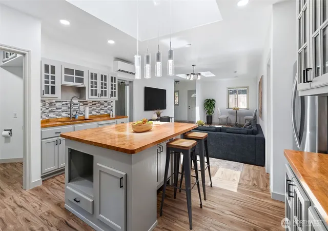 Photo 4 of Condo for sale at 5830 115th Place NE, Kirkland, WA 98033 | MLS# NWM2549184 | Listing updated on 2026-09-30