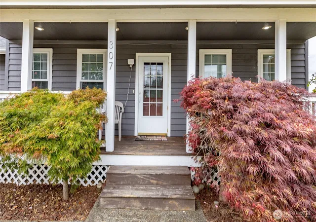 Photo 3 of Single family home for sale at 307 4th Avenue N, Algona, WA 98001 | MLS# NWM2549240 | Listing updated on 2026-09-22