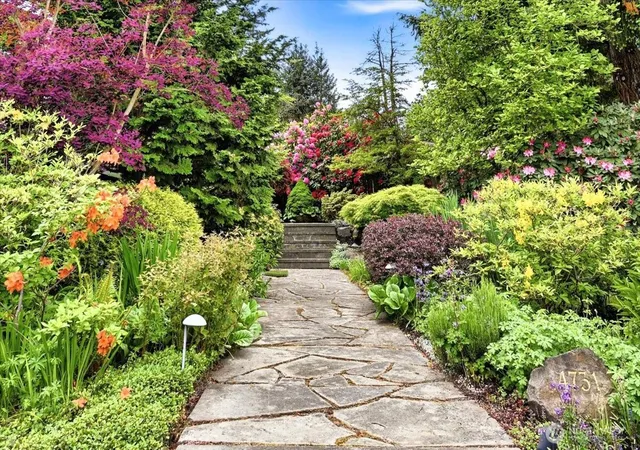 Photo 4 of Sale Pending at 4731 NE 201st Place, Lake Forest Park, WA 98155 | MLS# NWM2549299 | Listing updated on 2026-09-23