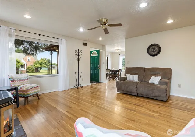 Photo 4 of Sale Pending at 503 17th Street NW, Puyallup, WA 98371 | MLS# NWM2549353 | Listing updated on 2026-09-25