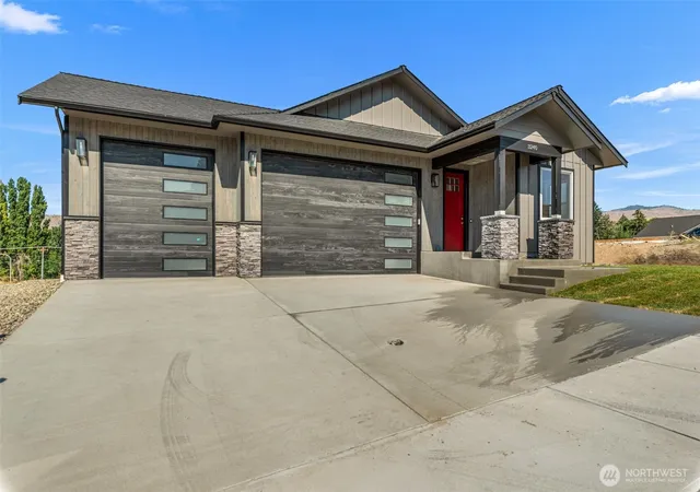 Photo 2 of Single family home for sale at 3240 Nw Brianna Ave, East Wenatchee, WA 98802 | MLS# NWM2549371 | Listing updated on 2026-09-22