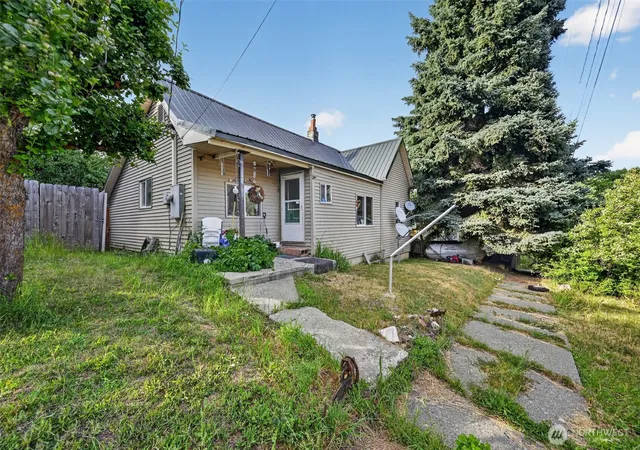 Photo 3 of Single family home for sale at 207 W Montana Ave, Roslyn, WA 98941 | MLS# NWM2549412 | Listing updated on 2026-09-24